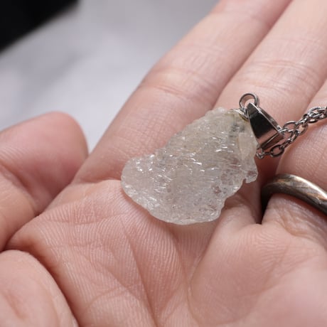 ［ペンダント］［一点もの］アクアマリン原石｜氷みたいな淡い水色【ステンレス・小豆チェーン40cm】約28mm