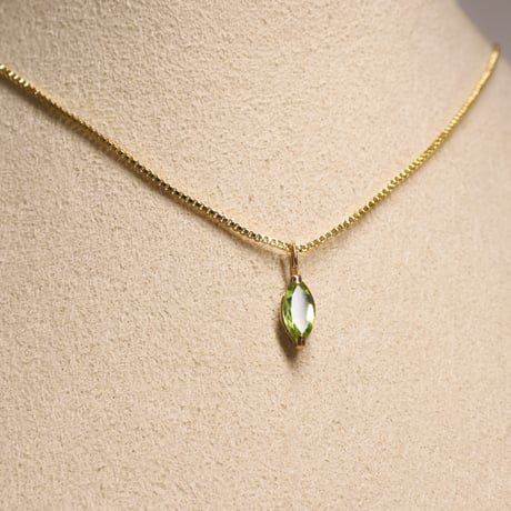 ［ペンダント］K18 ペリドット0.55ct　胸元に残るひとすじの緑【4×8mm・チェーンプレゼント】
