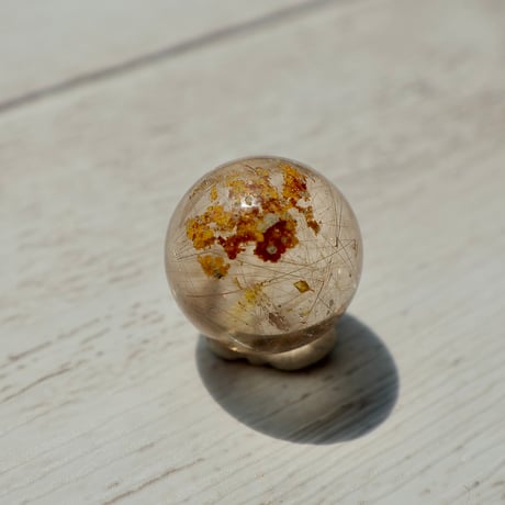 ［丸玉］［一点もの］細いルチル入りオーロラクォーツ　〜黄金の糸が織りなす景色〜【未来を切り拓く】約15mm