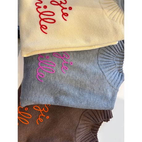 ロゴ刺繍ハイネックニット