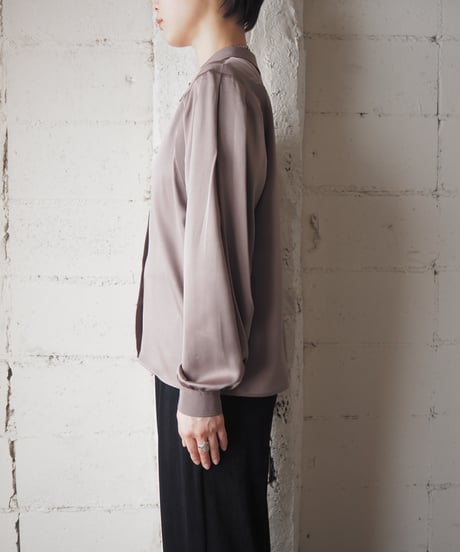 CARMEN OLEART Line Shoulder Satin Blouse LBR