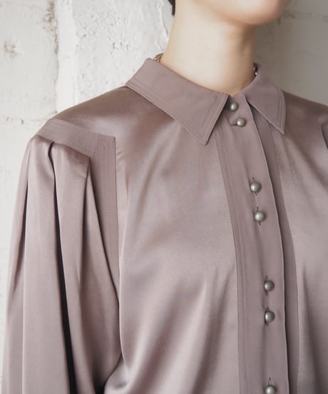 CARMEN OLEART Line Shoulder Satin Blouse LBR