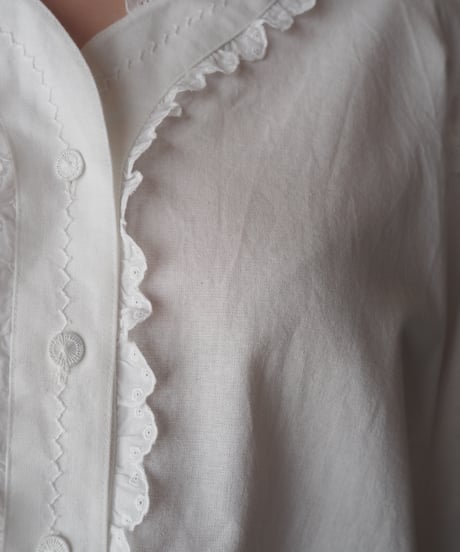 Ruffled V-Neck Tyrolean Blouse WH