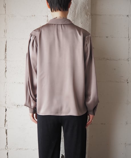 CARMEN OLEART Line Shoulder Satin Blouse LBR