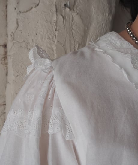 Ruffled V-Neck Tyrolean Blouse WH