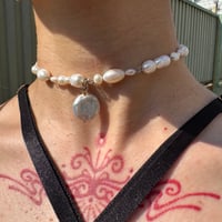 eeeee//pearl choker