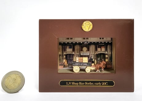 ガレット製作　Mini du L'Oro　シリーズ　ペーパー　ミニチュア　ディヴァリー・ワゴン　パリ　スクリーベ通り店の前で