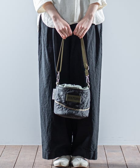 ARTE POVERA｜【 26WI65 】 チェコキルトパンツ(黒染) RE-巾着ショルダーBAG (S)