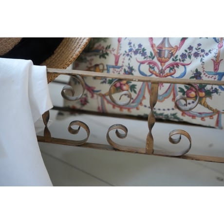 フランス ぬいぐるみ ドールサイズ BED 枠 素敵な装飾です