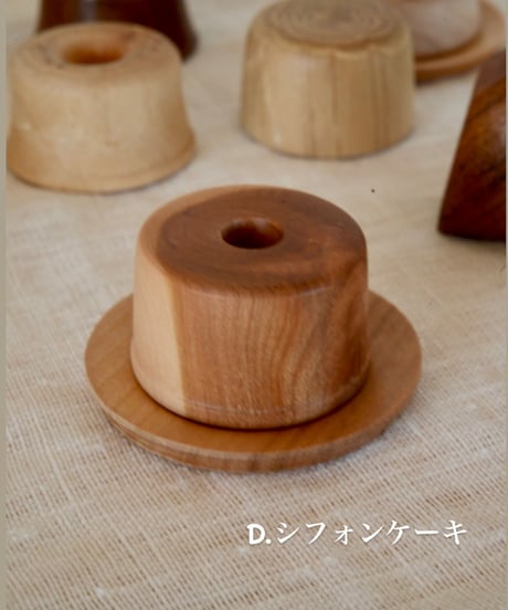 笑顔を灯す小さなケーキとお菓子