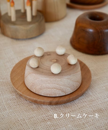 笑顔を灯す小さなケーキとお菓子