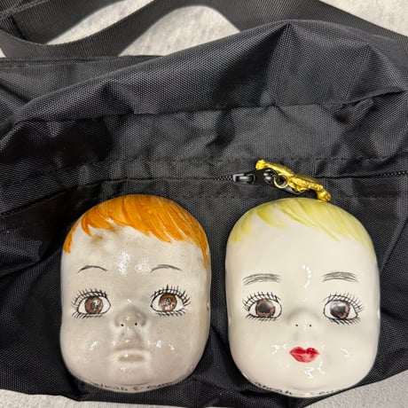 女2人　ボディーバッグ
