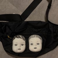 女2人　ボディーバッグ