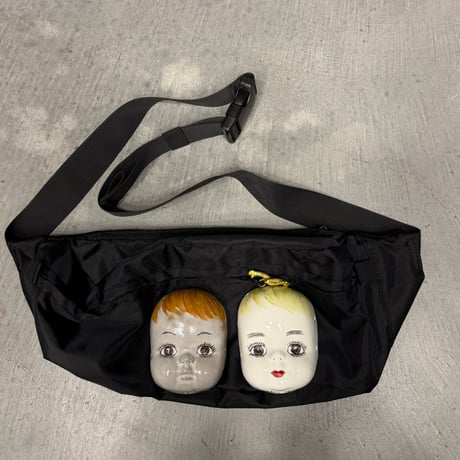 女2人　ボディーバッグ