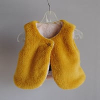リバーシブルもこもこベスト(マスタード×ベージュ)2026AW/apibaby(アピーベビー)