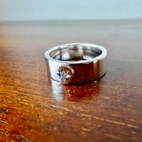 仁尾彫金『一つ星２mmダイヤ、太陽の平打リング、幅７mm』ハンドメイド615