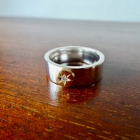 仁尾彫金『一つ星２mmダイヤ、k18太陽の平打リング、幅７mm』ハンドメイド621