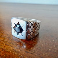 仁尾彫金『一つ星ブラックジルコニア、パイソン印台リング』ハンドメイド630
