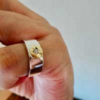 仁尾彫金『一つ星ダイヤ、k18太陽の平打リング、幅７mm』ハンドメイド564
