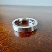 仁尾彫金『幅５mm、厚み２.５ミリ平打リング、ヘアライン』ハンドメイド608