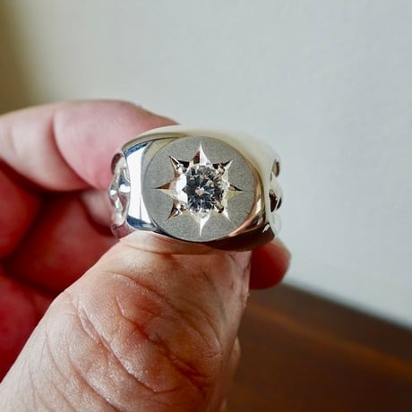 仁尾彫金『一つ星ジルコニア、フレイム丸の印台リング』ハンドメイド631