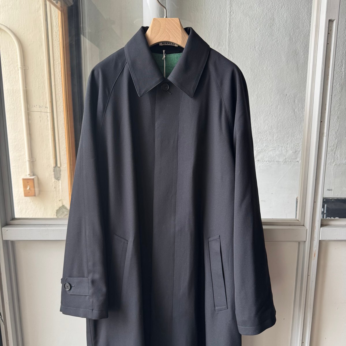 AURALEE ULTRA FINE WOOL TWILL WOOL-LINED COAT |