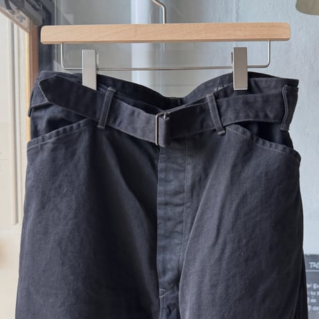 COMOLI　ブラックデニム ベルテッドパンツ