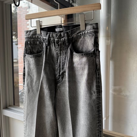 AURALEE　FADED HEAVY DENIM CENTER-PLEATED PANTS