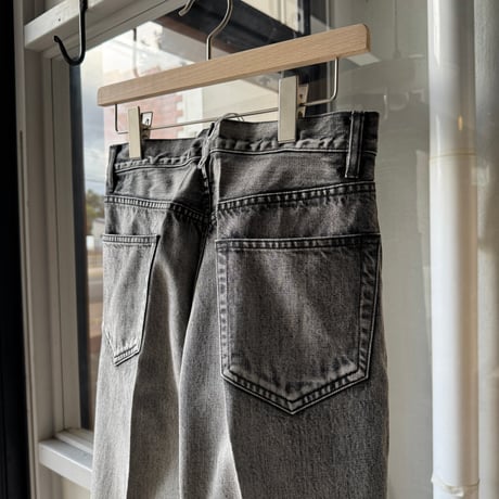 AURALEE　FADED HEAVY DENIM CENTER-PLEATED PANTS