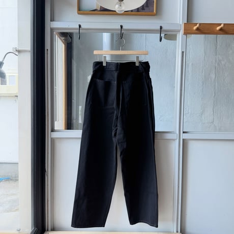 COMOLI　ブラックデニム ベルテッドパンツ