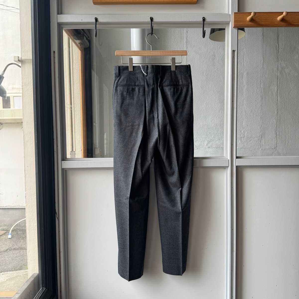 AURALEE SUPER LIGHT WOOL TWOーTUCK SLACKS AURALEE SUPER LIGHT WOOL TWO-TUCK SLACKS | Less