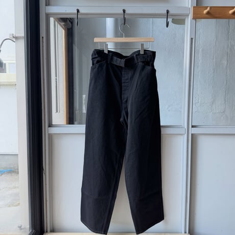 COMOLI　ブラックデニム ベルテッドパンツ
