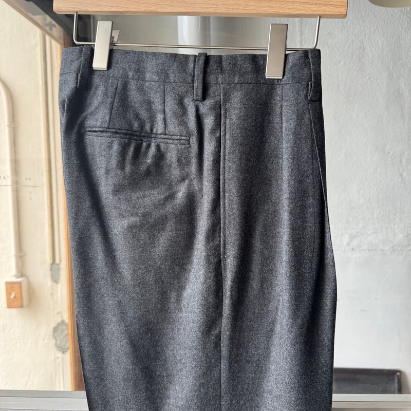 AURALEE SUPER LIGHT WOOL TWO-TUCK SLACKS | Less