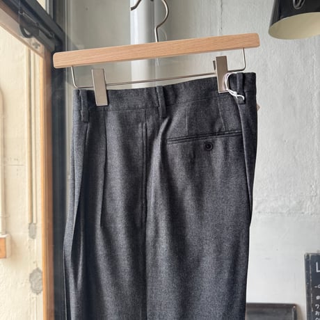 AURALEE　SUPER LIGHT WOOL TWO-TUCK SLACKS