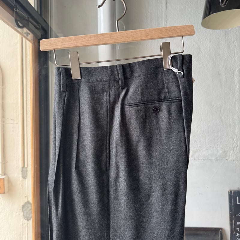 AURALEE SUPER LIGHT WOOL TWO-TUCK SLACKS | Less