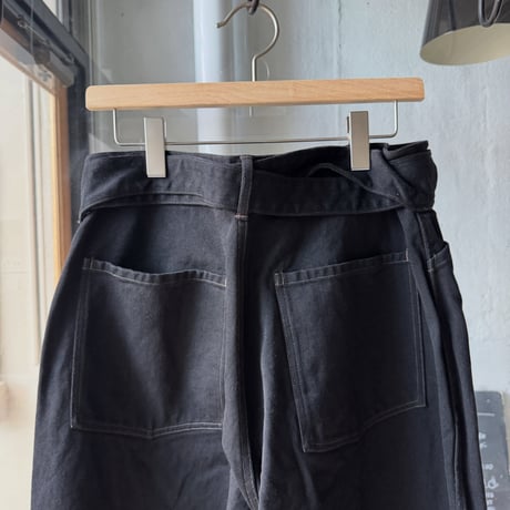 COMOLI　ブラックデニム ベルテッドパンツ