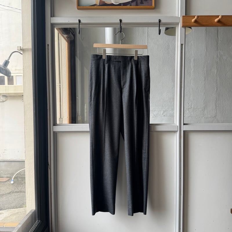 AURALEE SUPER LIGHT WOOL TWO-TUCK SLACKS | Less