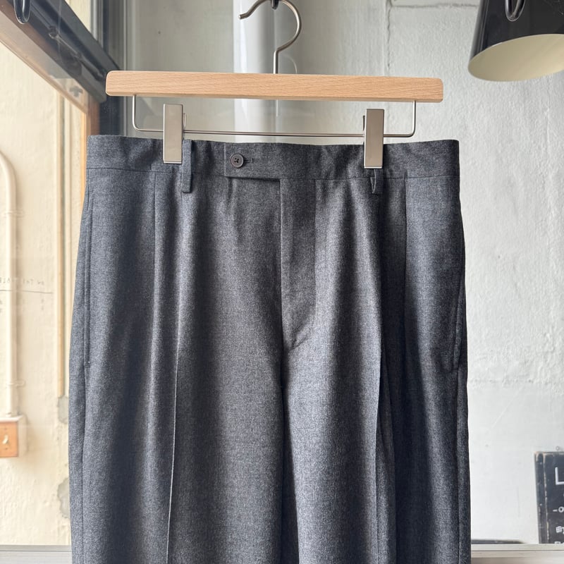 AURALEE SUPER LIGHT WOOL TWO-TUCK SLACKS | Less