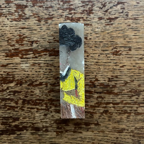 黄色いチョゴリの女人 石のはんこ