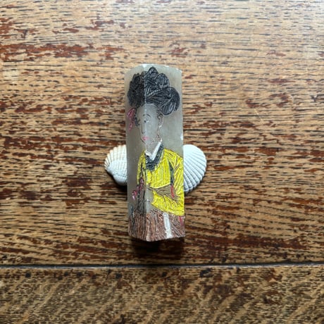 黄色いチョゴリの女人 石のはんこ