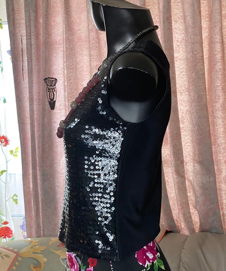 黒スパンコールのタンクトップ 〜LAPINE