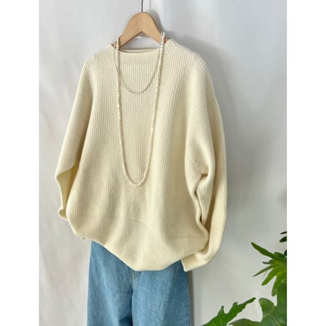 Low guage crew-neck wool sweater
