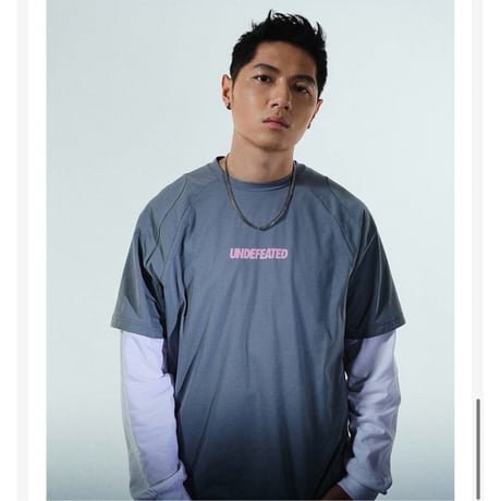 王一博・関連商品（UNDEFEATED）★ 85 Racing 赛车 【 01 】 Tシャツ　※男女兼用《短袖运动 Tee》【予約商品・メーカー発送目安：発送日未定】
