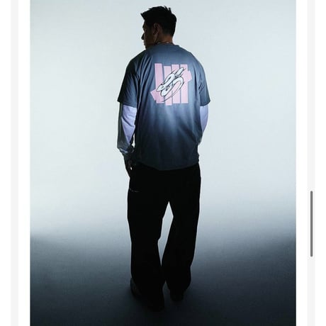 王一博・関連商品（UNDEFEATED）★ 85 Racing 赛车 【 01 】 Tシャツ　※男女兼用《短袖运动 Tee》【予約商品・メーカー発送目安：発送日未定】