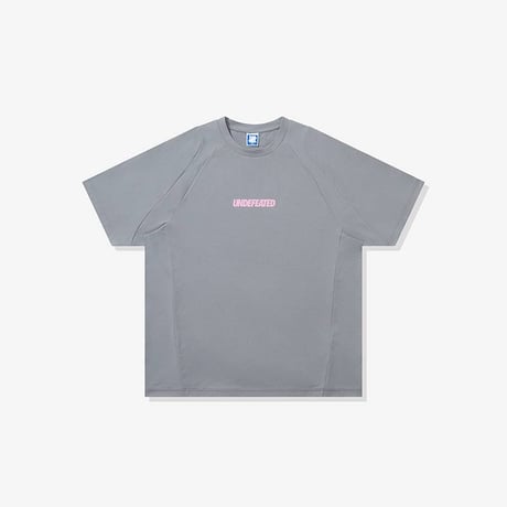 王一博・関連商品（UNDEFEATED）★ 85 Racing 赛车 【 01 】 Tシャツ　※男女兼用《短袖运动 Tee》【予約商品・メーカー発送目安：発送日未定】