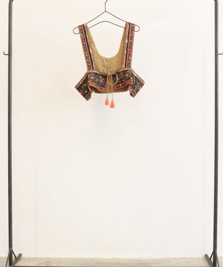 【LE MELANGE| '27 Spring Collection】 コットンボイル刺繍ベスト8713703／３月上旬から３月下旬発送予定