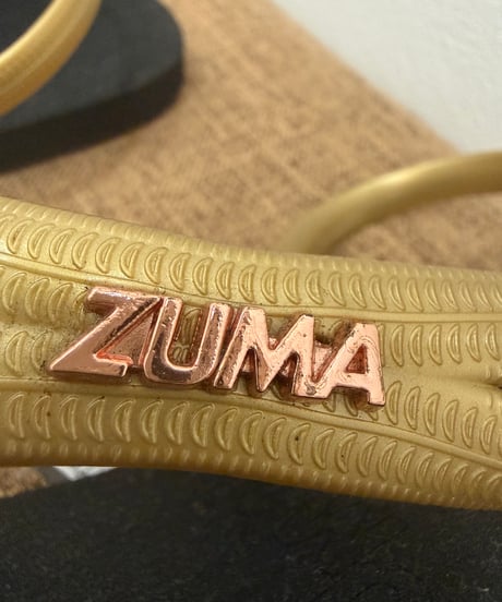 【アトリエブルージュ】ZUMA（ズマ） のアンクルストラップ付きトングサンダル（Elsaモデル）