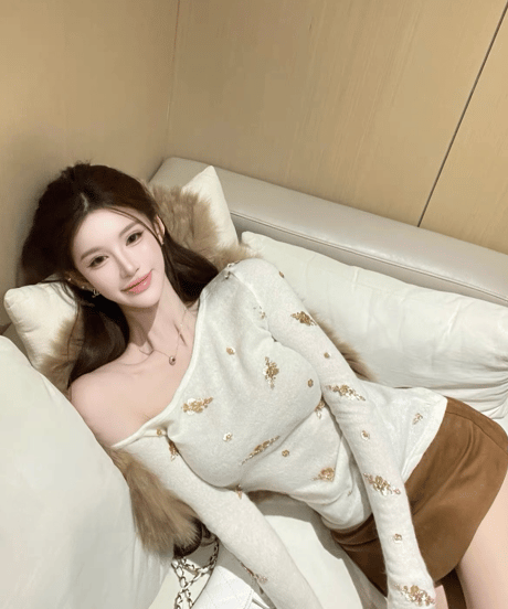 Elegant Gold Floral Embroidered Knitwear