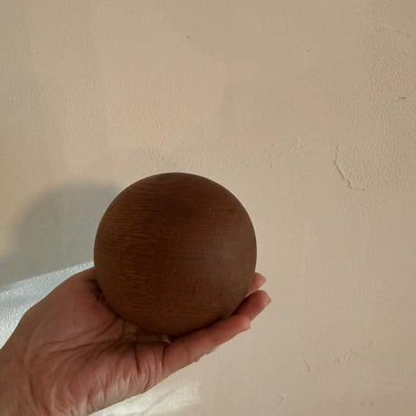 球体とアンティークリネン
