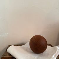 球体とアンティークリネン